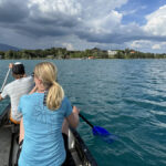 Erst schwitzen, dann im Faaker See baden 7 Zwei Menschen rudern auf einem Boot auf dem Faaker See