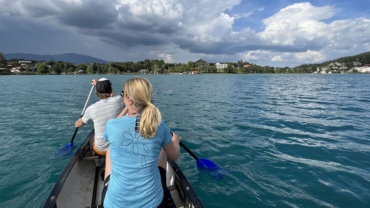 Erst schwitzen, dann im Faaker See baden 20 Zwei Menschen rudern auf einem Boot auf dem Faaker See