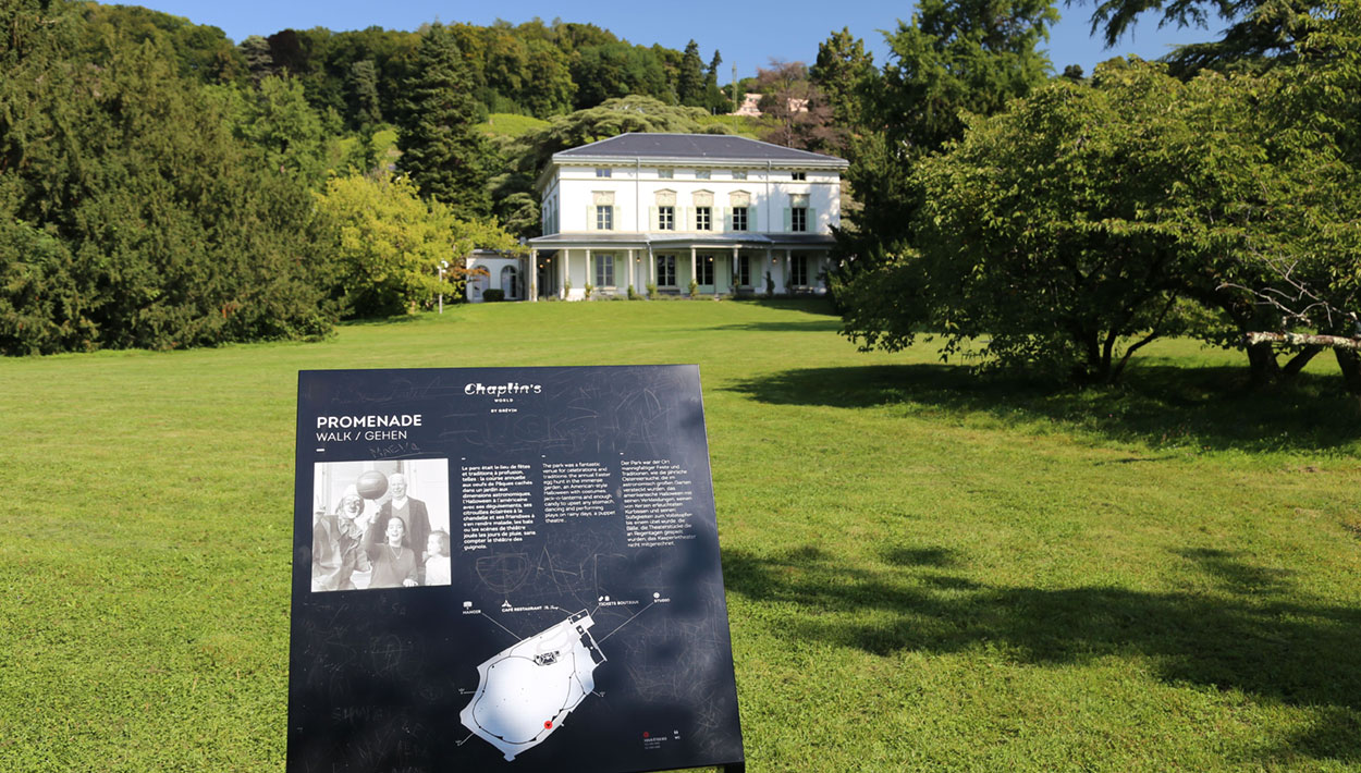 Sonnige Schweizer Riviera: Magnet für Stars 4 Blick auf den Park und im Hintergrund das Herrenhaus von Charlie Chaplin in Vevy in der Schweiz