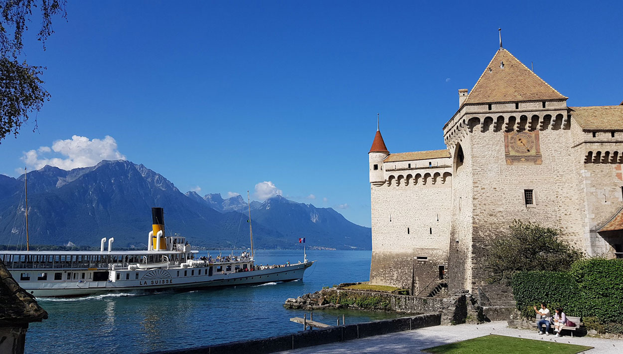 Sonnige Schweizer Riviera: Magnet für Stars 2 Ein Dampfschiff gleitet entlang der Schweizer Riviera am Schloss Chillon vorbei