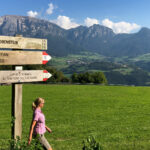 Herbstwanderung auf dem Keschtnweg durch Südtirol 4 Eine Frau wandert in Südtiroler Bergwelt auf dem Wanderweg Keschtnweg