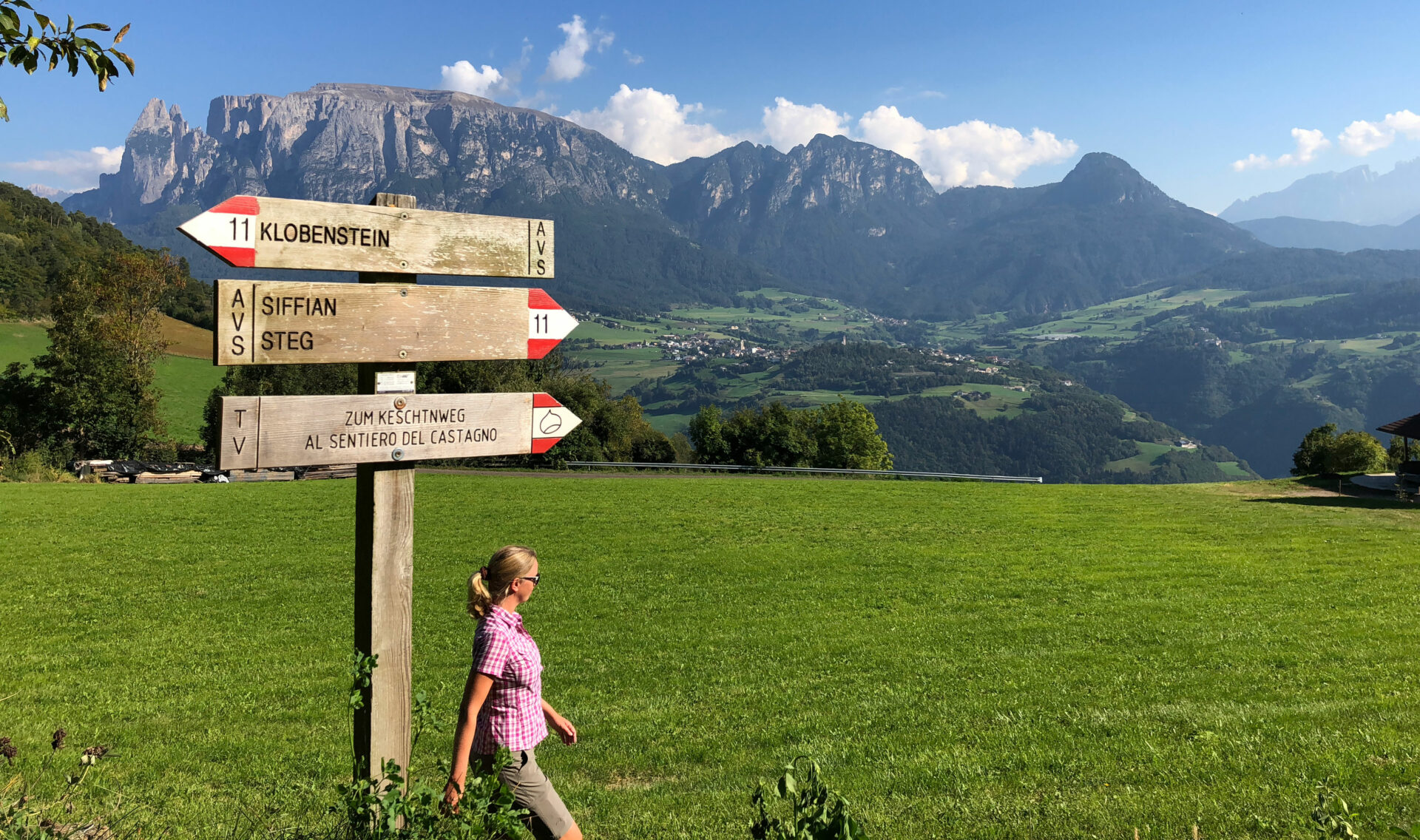Herbstwanderung auf dem Keschtnweg durch Südtirol 17 Eine Frau wandert in Südtiroler Bergwelt auf dem Wanderweg Keschtnweg