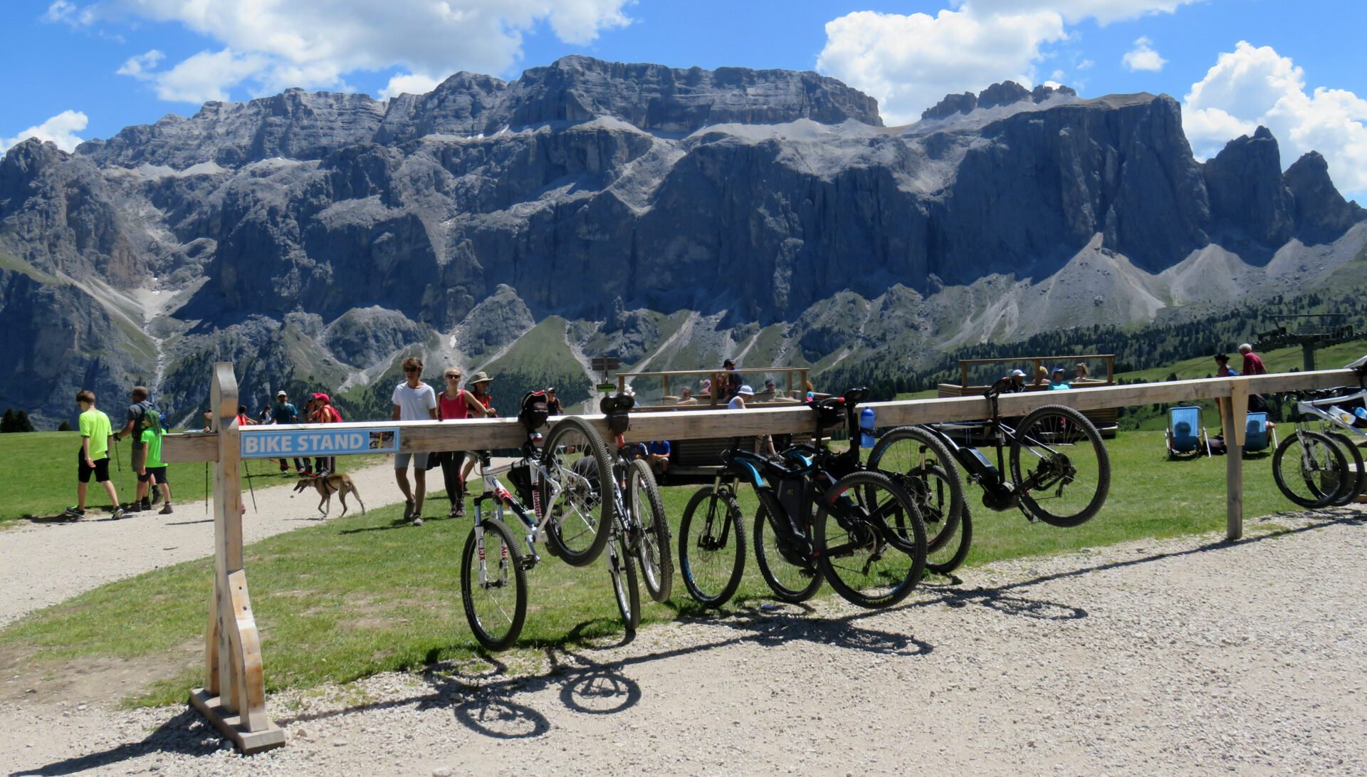 An der Comici-Hütte ist man auf Biker eingestellt © Nicola Förg