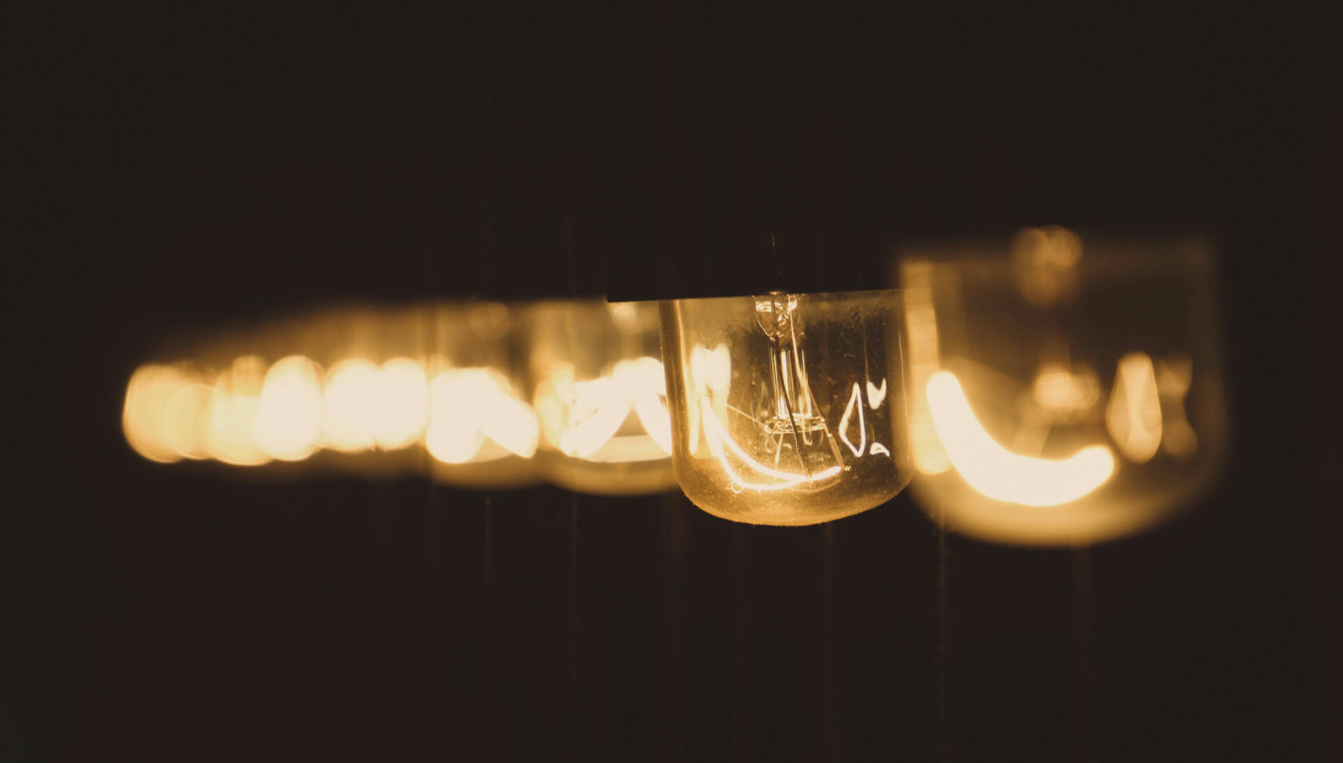 Alpenfeeling für Zuhause 3 Die Wahl des richtigen Leuchtmittels beeinflusst das gesamte Ambiente ©Unsplash/Jelmer Assink