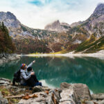 Alpenfeeling für Zuhause 7 Ein paar genießt das Alpenfeeling an einem Bergsee