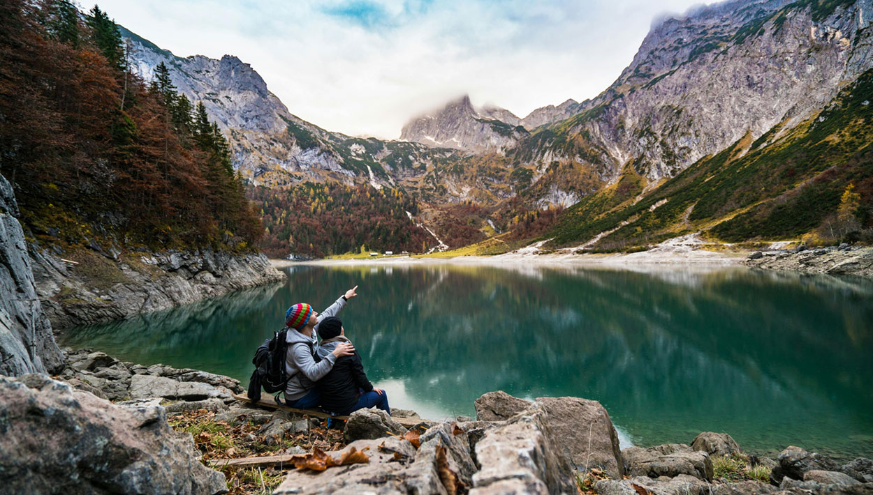 Alpenfeeling für Zuhause 21 Ein paar genießt das Alpenfeeling an einem Bergsee