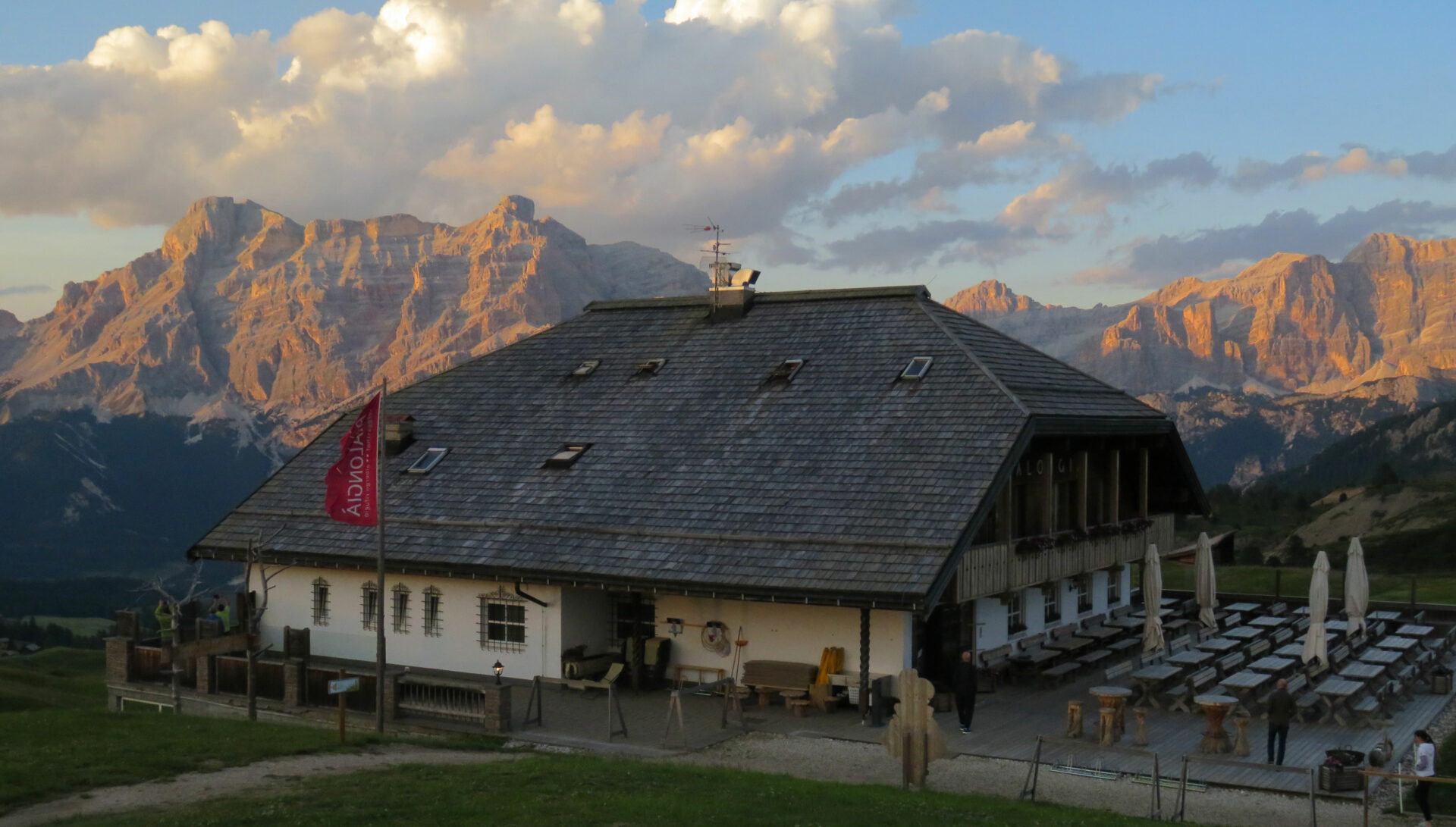Im Gold des Abendlicht glänzt die Pralongià-Hütte © Nicola Förg