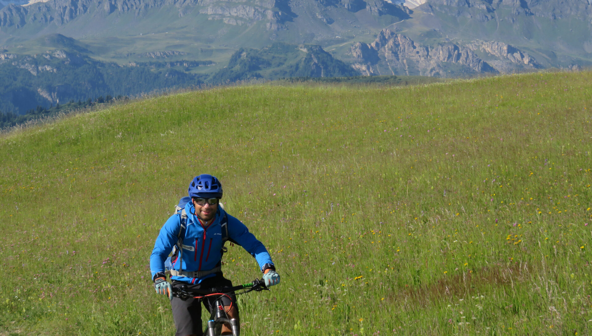 Ein Mountainbiker fährt durch eine Wiese