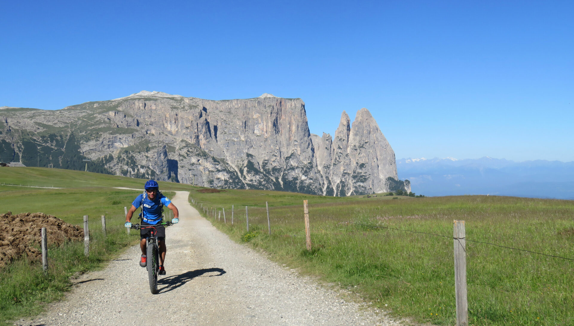 Ein Mountainbiker vor der Bergkulisse der Dolomiten