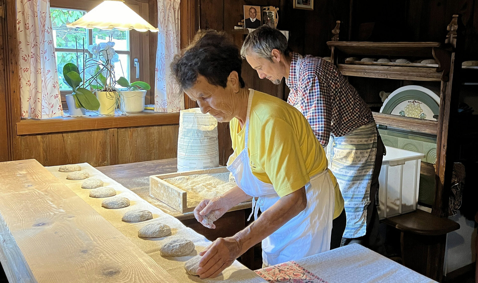 Bauernhofurlaub zwischen Weinreben und Hofleben 4 Klaus und Oma Zilli Steinegger zeigen auf dem Pfösslerhof wie Brot gebacken wird ©Thomas Sbikowski