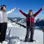 Schnee-Yoga: Bewusste Auszeit im Winterwunderland 9 Zwei Frauen machen auf der Skipiste Snowga
