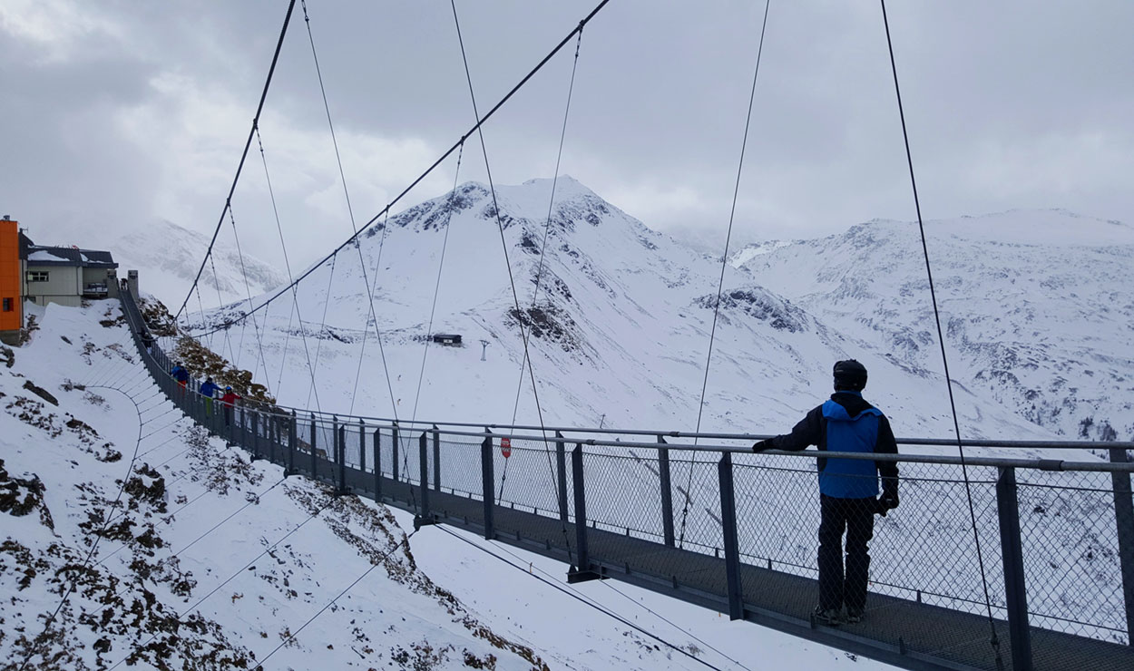 Schnee-Yoga: Bewusste Auszeit im Winterwunderland 3 In Gastein gibt es auch eine spektakuläre Hängebrücke ©Thomas-Sbikowski