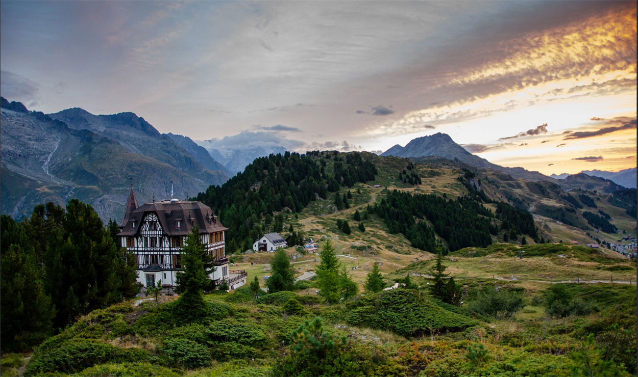 Ski-In Ski-Out überm Aletsch 3 Das Pro Natura Zentrums Aletsch liegt direkt vor der Villa Cassel auf der Riederfurka ©aletscharena