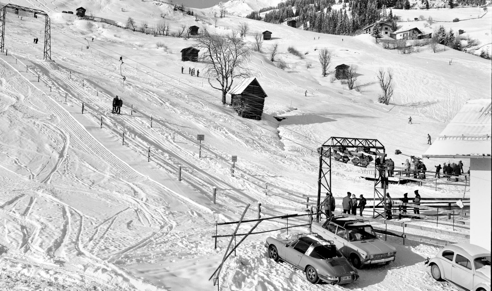 Großarl-Gefühle: Wie auf Wolke Sieben 2 Historisches Foto in schwarzweiß, Skipiste und alte Autos Oldtimer