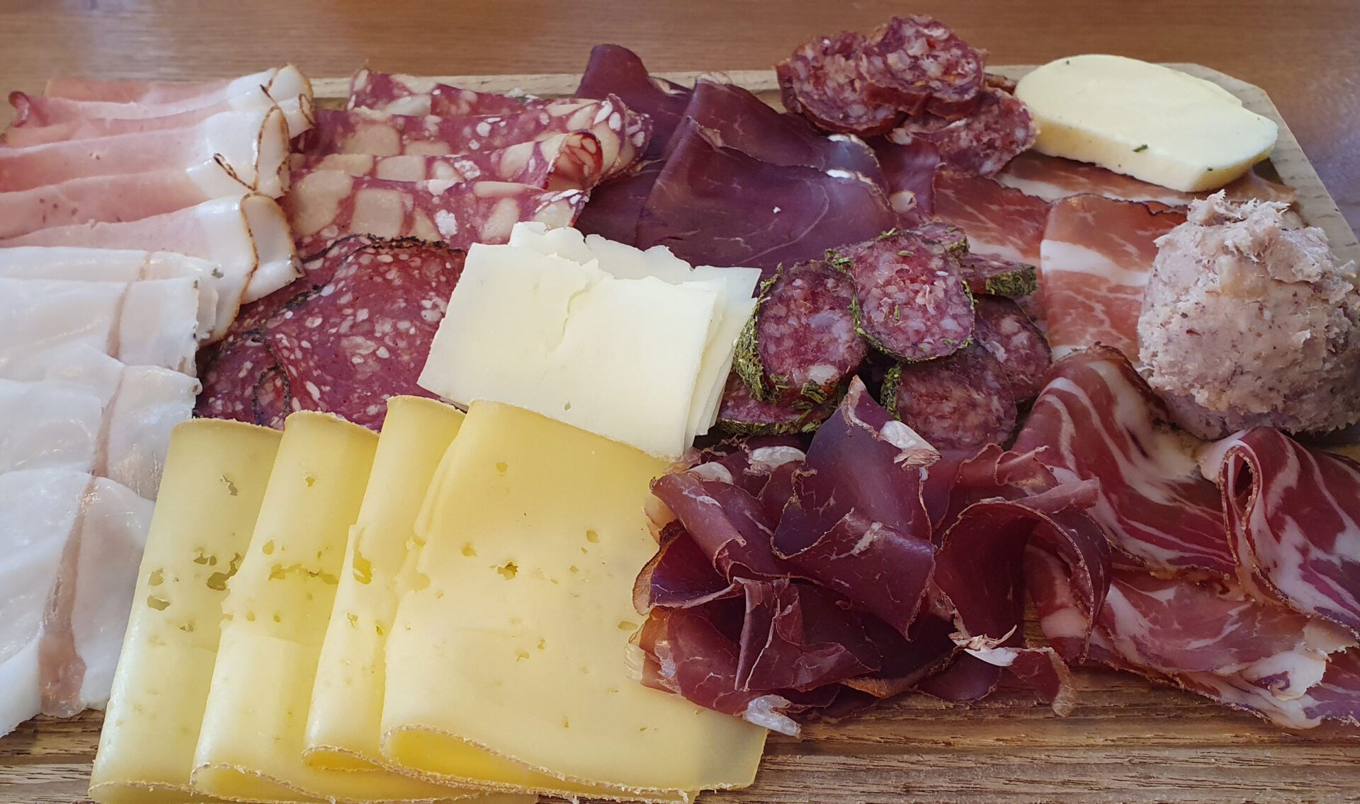 Großarl-Gefühle: Wie auf Wolke Sieben 4 leckere jausenplatte mit speck, salami, wurst und käse