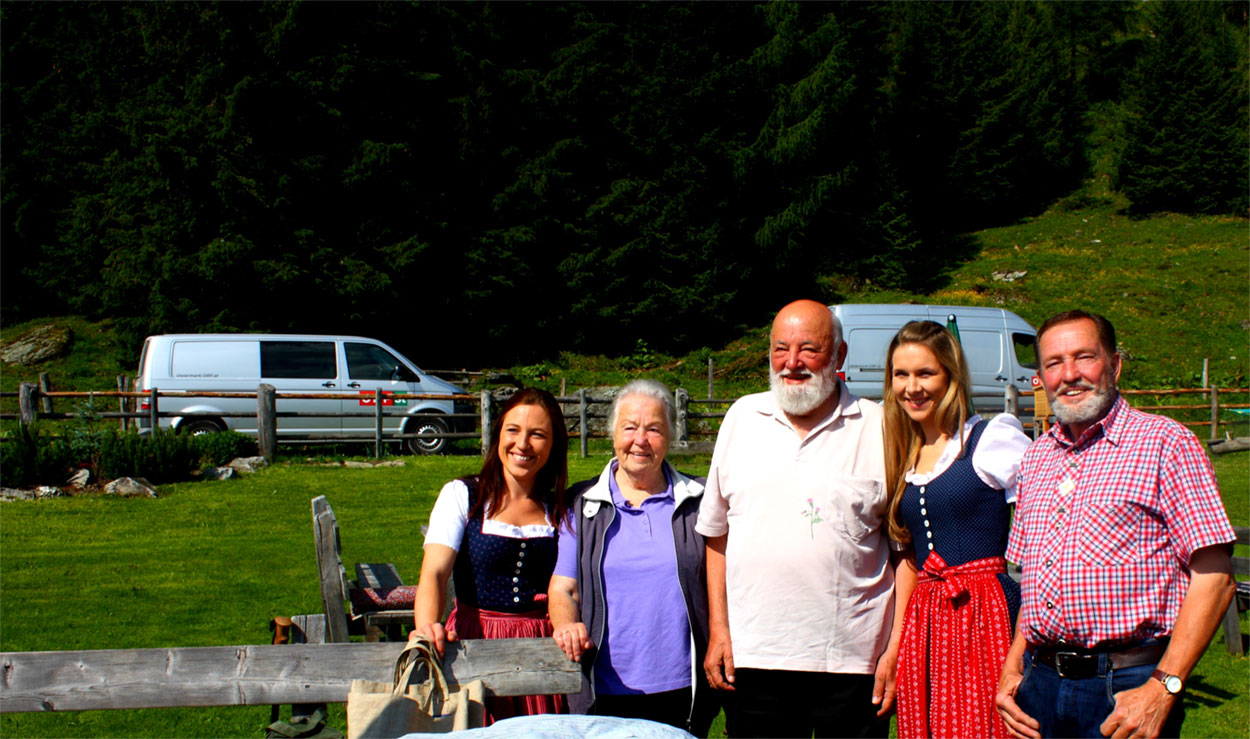 Großarl-Gefühle: Wie auf Wolke Sieben 3 Sepp und Helli Forcher mit Maria, Corinna und Sepp von der Hirschgrubenalm ©TVB Großarltal