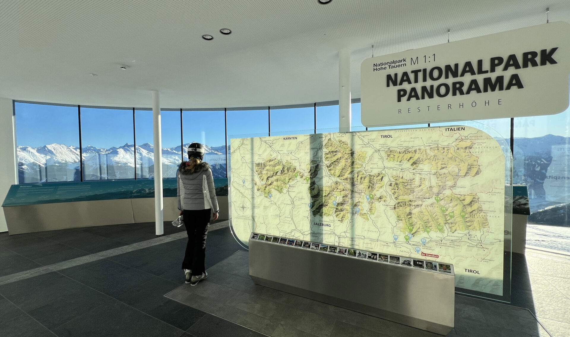 JOMO-Urlaub: Die Kunst des Nichtstuns 3 Skifahrerin blickt auf das Nationalpark Panorama auf der Resterhöhe ©Brigitte Bonder