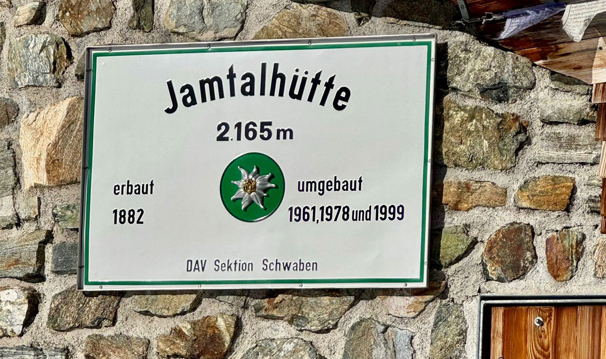 Kann der CEO auch Hütte? 4 Das offizielle Schild der Jamtalhütte ©Jamtalhütte