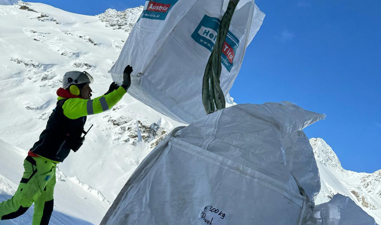 Kann der CEO auch Hütte? 2 Die Hütte wird vor der Eröffnung nach der Winterpause auf Vordermann gebracht ©Jamtalhütte