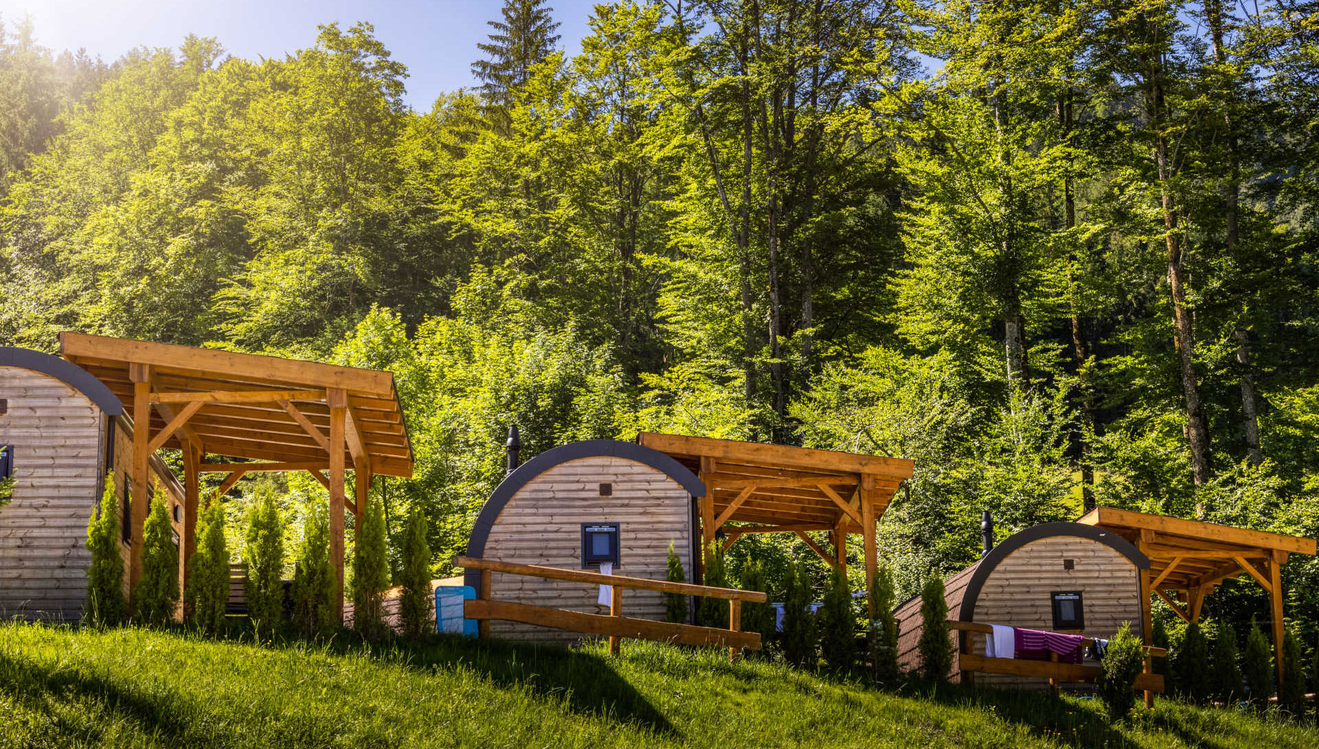 Camping de luxe: 11 Plätze mit dem gewissen Etwas 12 Almkaser sind urige und liebevoll eingerichtete Hütten ©Camping Resort Allweglehen