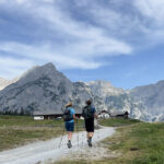 Bergsagenweg – Weitwandern mit Riesen und Berggeistern 7 Mann und Frau wandern auf die Walder Alm zu, während sie auf dem Bergsagenweg unterwegs sind