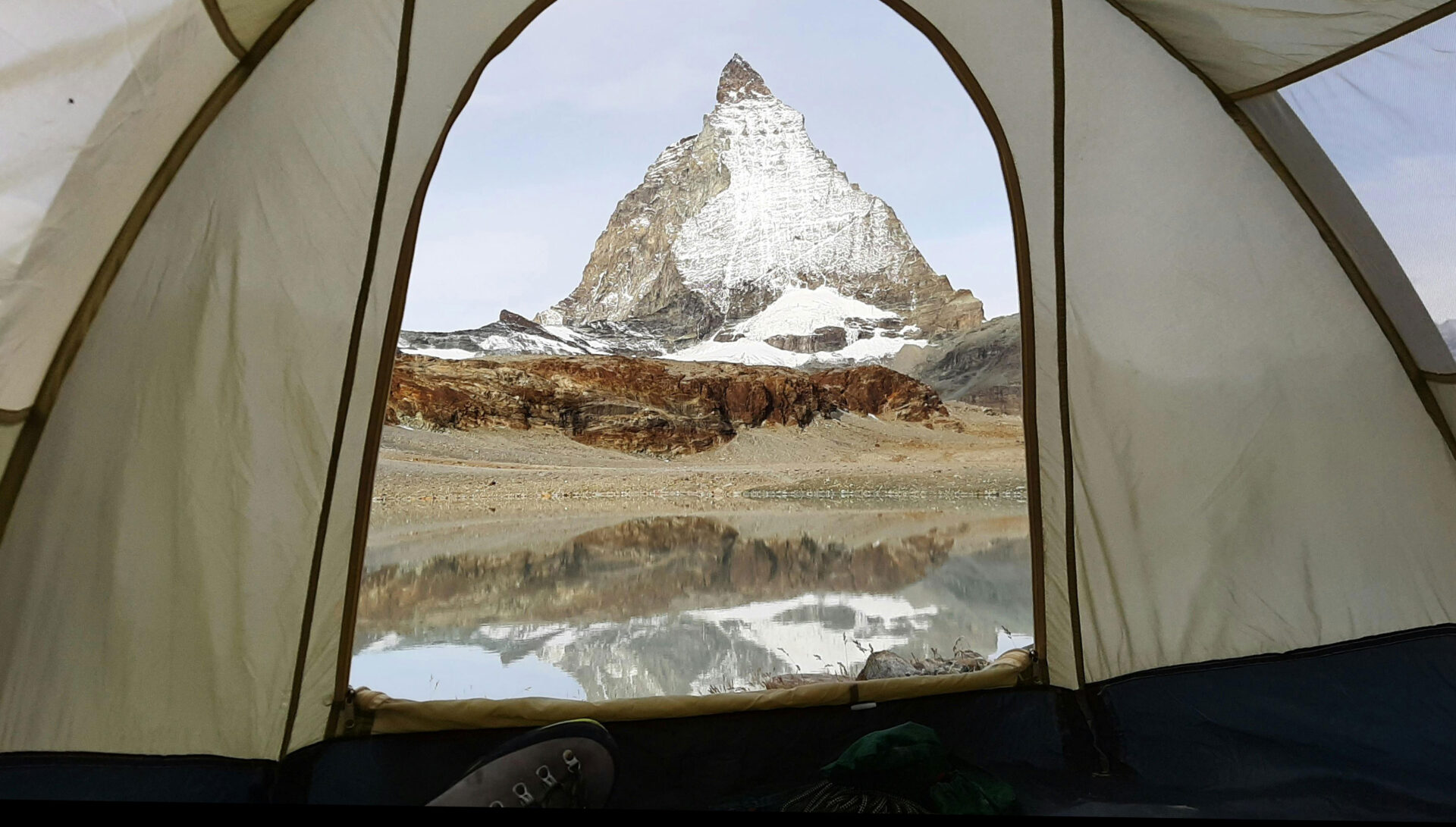 Camping de luxe: 11 Plätze mit dem gewissen Etwas 1 Blick auf den prägnanten Gipfel des Matterhorns vom geöffneten Zelt aus