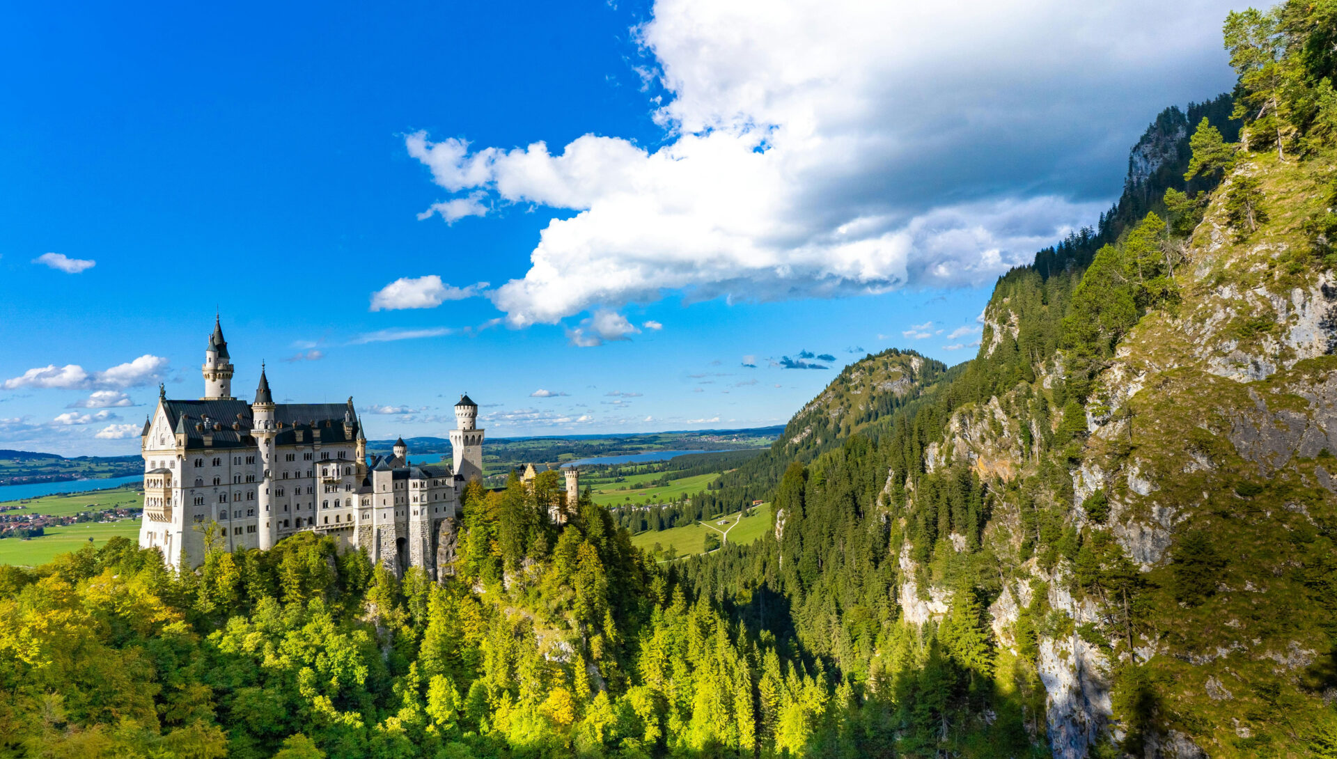 Schlosspark hoch 4 22 Das Schloss Neuschwanstein im Schlosspark war das Lieblingsprojekt des deutschen Märchenkönigs ©Pexels