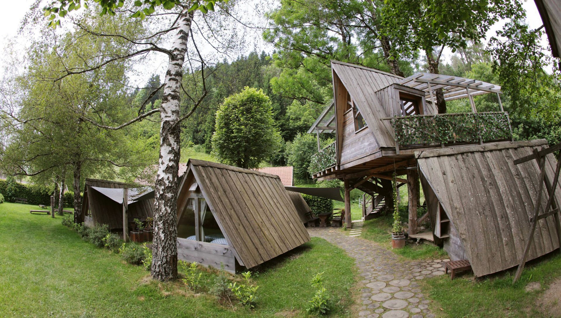 Camping de luxe: 11 Plätze mit dem gewissen Etwas 2 Baumhaus auf einem Campingplatz in Slowenien