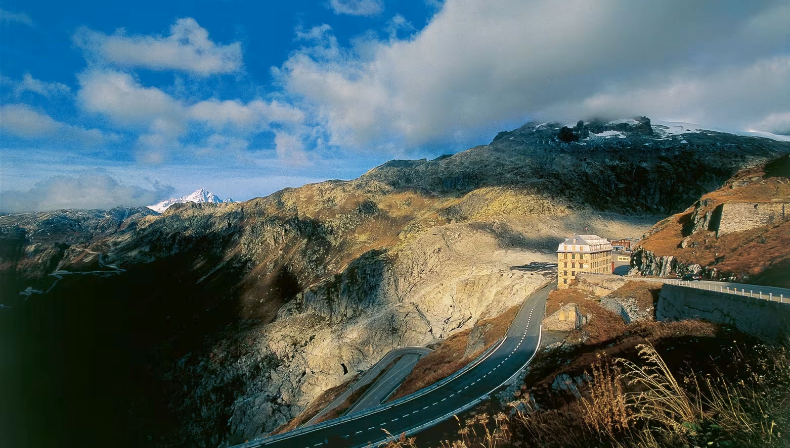 Top 10 Fotostopps in den Westalpen 2 Das Hotel Belvédère am Furk ist ein Lost Place und thront in einer markanten Haarnadelkurve.