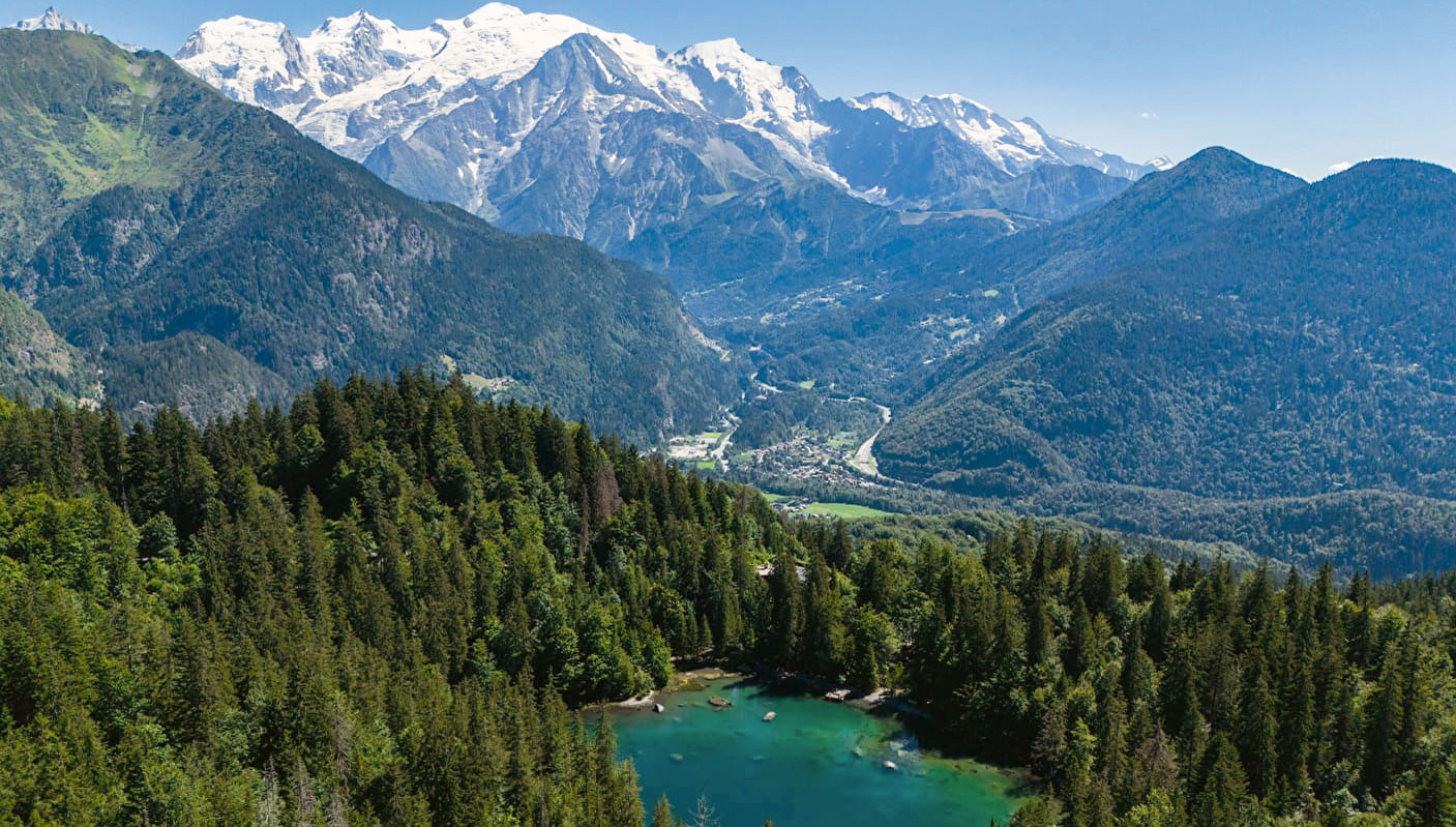 Top 10 Fotostopps in den Westalpen 7 Der Bergsee Lac Vert besticht durch sein außergewöhnlich klares, smaragdgrünes Wasser