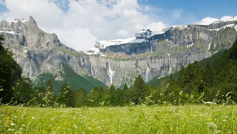 Top 10 Fotostopps in den Westalpen 6 Der monumentale Felsen Cirque du Fer à Cheval in den französischen Alpen ist sehr zerklüfftet