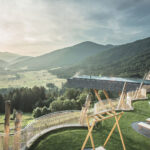 15 Erholungsorte, die Stil und Zeitgeist atmen 9 Wellnesoase mit langgestrecktem Pool im Freien mit Blick auf die Dolomiten