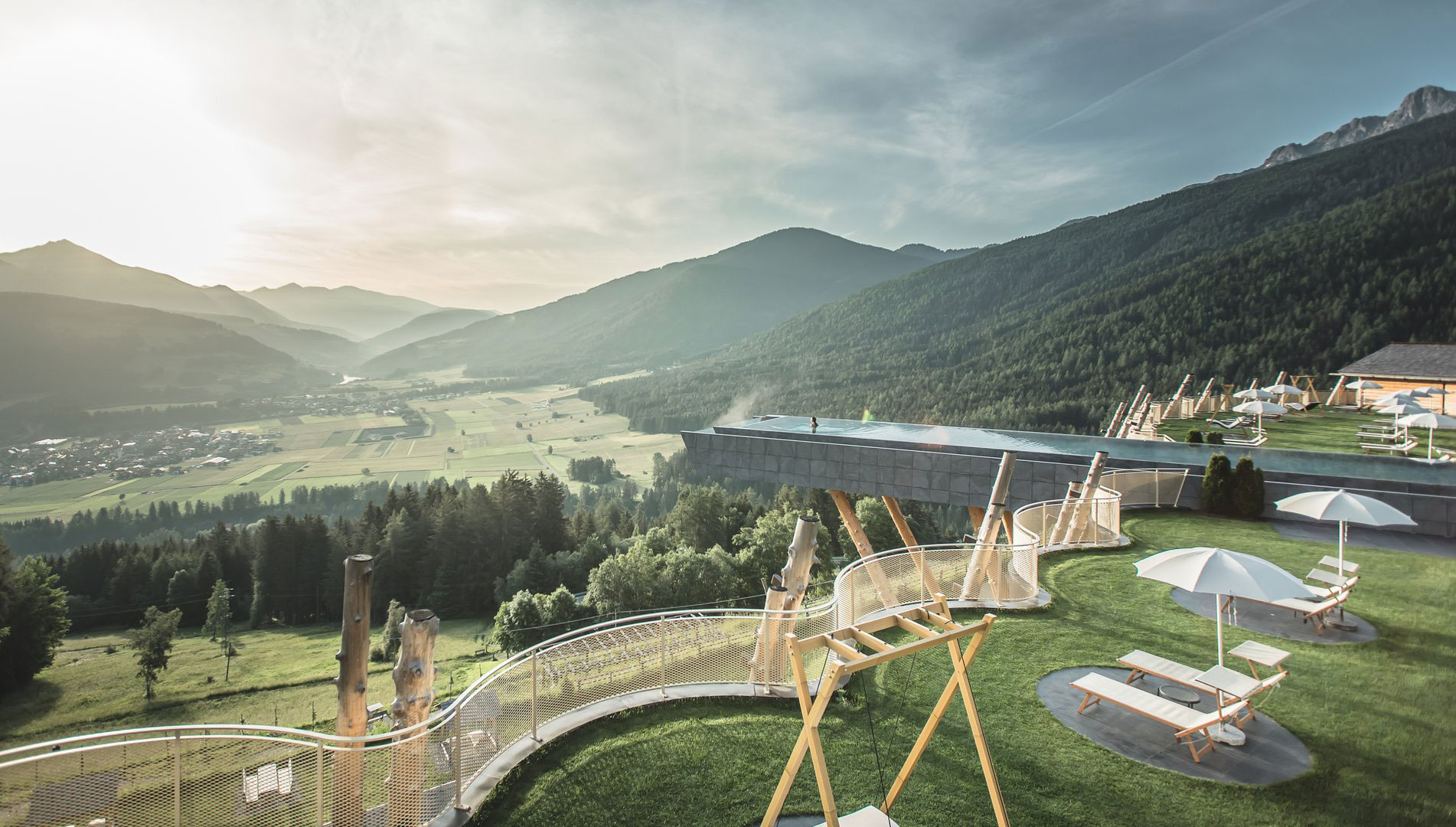 15 Erholungsorte, die Stil und Zeitgeist atmen 19 Wellnesoase mit langgestrecktem Pool im Freien mit Blick auf die Dolomiten