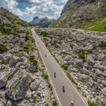 Ladiner-Identität auf zwei Rädern 11 Mehrere Radfahrer radeln durch die Landschaft der Dolomiten, das schafft Ladiner-Identität
