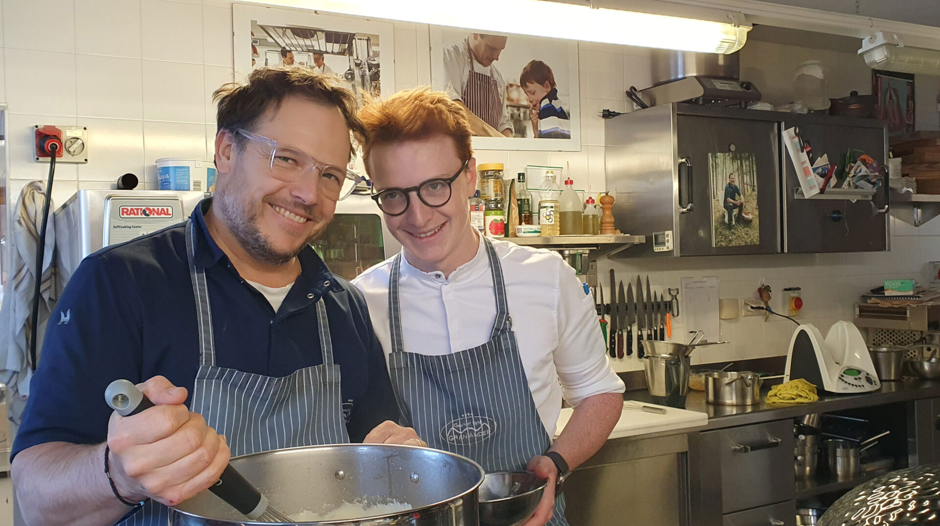 Vater und Sohn Andrea und Maximilian Irsara kochen gemeinsam am Herd