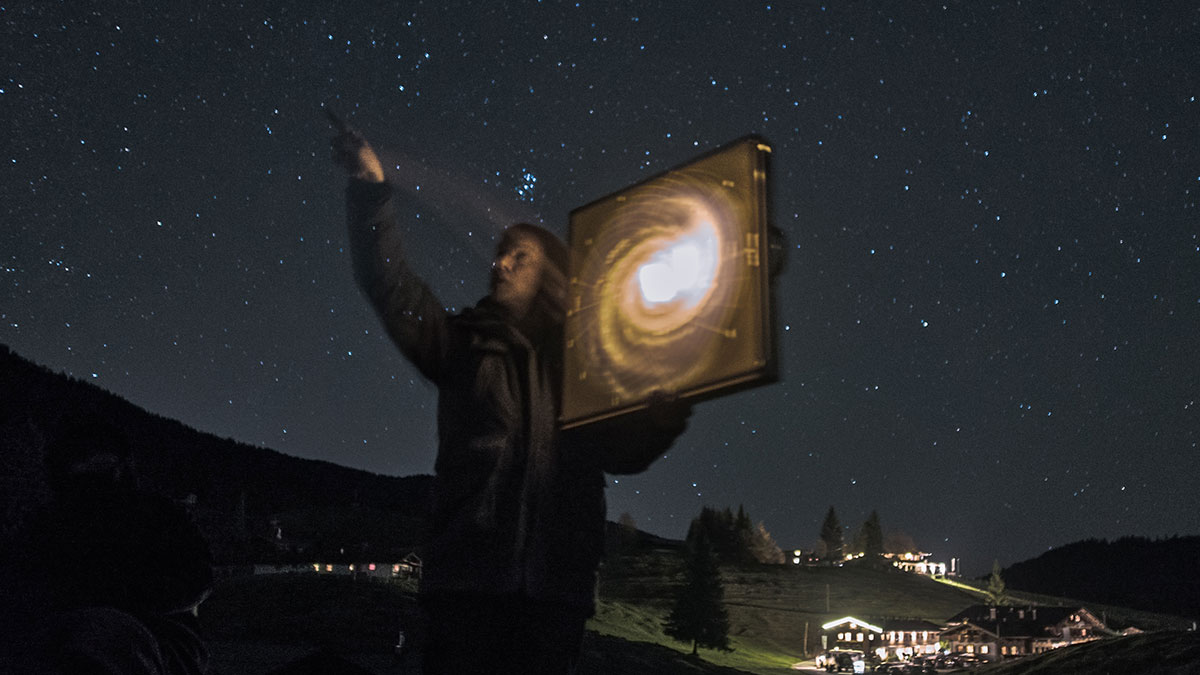 Dark Sky Park: Licht aus, Nacht an! 15 Ein Wissenschftler blickt in den Sternenhimmel