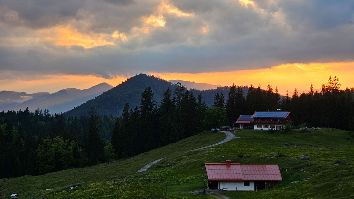 Dark Sky Park: Licht aus, Nacht an! 3 idyllischer Sonnenuntergang an einer Alm in Bayern