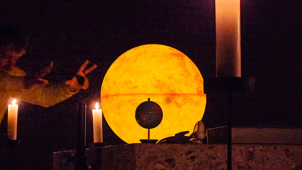 Dark Sky Park: Licht aus, Nacht an! 5 Der Wissenschaftler erklärt mit vollem Körpereinsatz © Nicola Förg