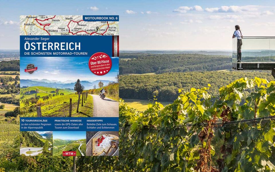 Cover des Reiseführers mit Österreichtouren auf einem Bild über Weinbergen