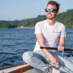 Leinen los: Bootfahren in den Alpen 7 Bootsprofi Silas Siebdrat genießt das Bootfahren auf dem Starnberger See