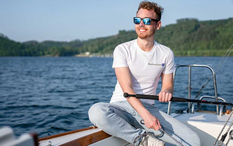 Bootsprofi Silas Siebdrat genießt das Bootfahren auf dem Starnberger See