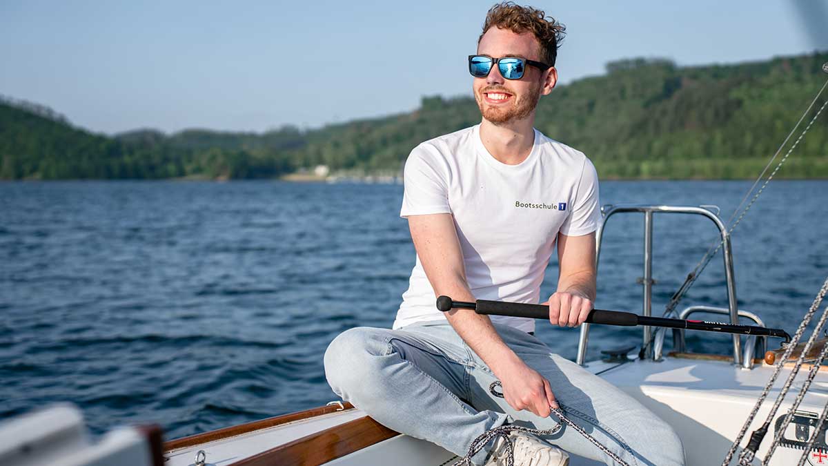 Leinen los: Bootfahren in den Alpen 1 Bootsprofi Silas Siebdrat genießt das Bootfahren auf dem Starnberger See