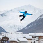 Ein Freestyle begeisterter Skifahrer übt für Olympia 2026 Livigno