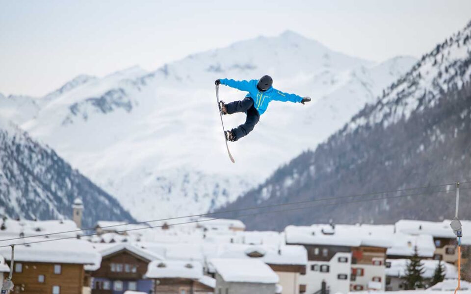 Ein Freestyle begeisterter Skifahrer übt für Olympia 2026 Livigno