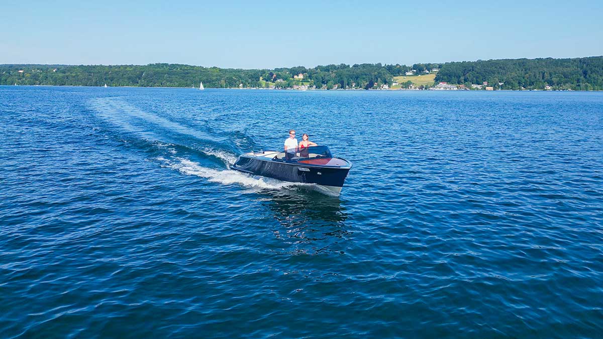 Leinen los: Bootfahren in den Alpen 4 Ein junges Paar ist mit einem Boot auf einem Alpensee unterwegs