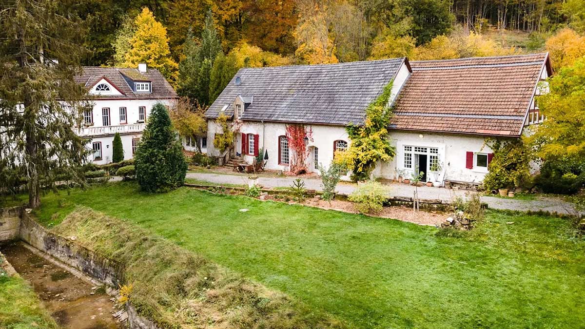 Cabrioreisen Deutschland 3 Blick auf ein altes romatnische gut von der cabrioreise aus