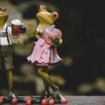 Tradition mit Augenzwinkern: Zwei Froschspielzeuge im Dirndl zeigen, dass Alpenkultur auch verspielt sein kann