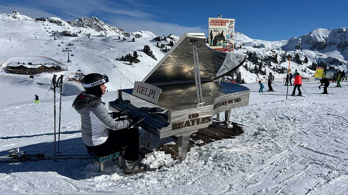 Fatbikes, Schnee und Beatles: ein Wintertrip mit Geschichte 5 Eine Frau sitzt am Original Beatles-Klavier in Obetauern inmitten einer weißen Winterlandschaft