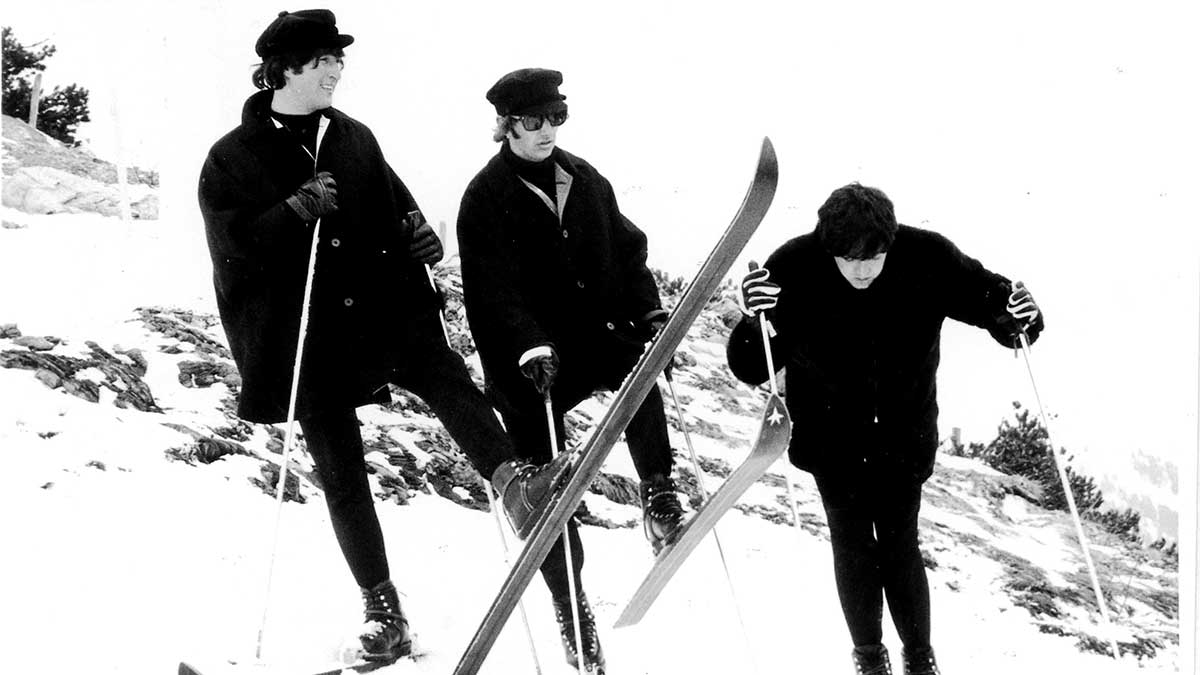 Fatbikes, Schnee und Beatles: ein Wintertrip mit Geschichte 4 Drei der vier Beatles – John, Ringo Paul – üben während einer Drehpause Skifahren