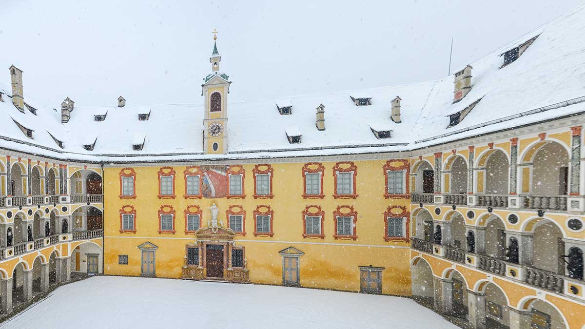 Winterluft und Gassenzauber: 6 Lieblingsorte in den Alpen 2 Der italienische Lieblingsort Brixen verzaubert im Winter mit einer besonderen Atmosphäre zwischen Arkaden und verschneiten Mauern